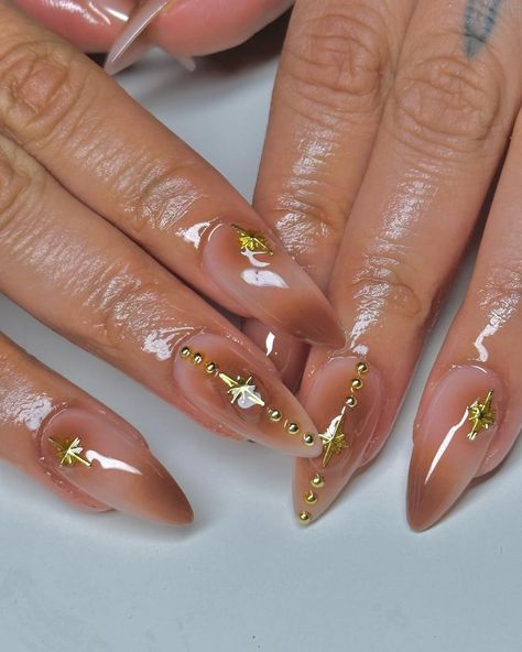 30 Coolest Aura Nails to Inspire You Gold Chrome Nails Acrylic, Aura Nails Brown, Brown Aura Nails, Chrome Nails Acrylic, Purple Aura Nails, 2023 Aura, Gold Chrome Nails, 3d Nail Designs, Aura Nails