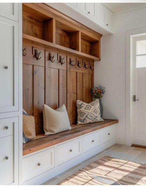 Mudroom Remodel, Mud Room Entry, Mudroom Lockers, Mudroom Entryway, Mudroom Decor, Casa Country, Mudroom Design, Mud Room Storage, Home Entrance Decor