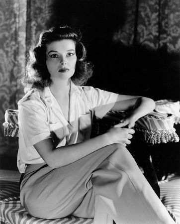 Katharine Hepburn Film Set Woman Of The Year (1942) Style Icons Women, Stars D'hollywood, Joan Bennett, Katherine Hepburn, Carey Mulligan, Barry Manilow, Jean Harlow, Hepburn Style, Classic Movie Stars