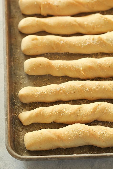 Quick Homemade Breadsticks Recipe (35 Minutes) Breadsticks Olive Garden, Homemade Breadsticks, Breadsticks Recipe, Yeast Recipes, Chef Boyardee, Bread Sticks Recipe, Garlic Breadsticks, Recipes Restaurant, Six Sisters Stuff