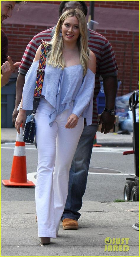 Hilary Duff Finishes Filming Season 4 of 'Younger' Younger Outfits, 2010 Fashion Trends, White Flared Jeans, 2010s Fashion, Trendy Suits, Street Outfits, Types Of Jeans, Long Tunic Tops, Fashion Inspiration Board