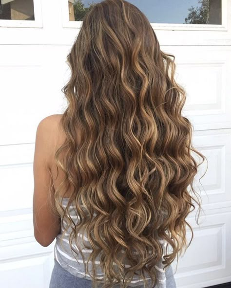 Long curly hair Brown Wavy Hair, Brunette Hair With Highlights, Brown Hair Balayage, Punk Hair, روتين العناية بالبشرة, Long Wavy Hair, Hair Inspiration Color, Hair Inspo Color, Light Brown Hair