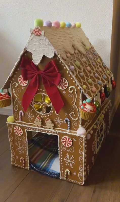 Diy Christmas Cat House, Cardboard Box Cat House Diy, Christmas Cat House, Animal Reels, Cat Gingerbread, Cat House Diy Cardboard, Cat Den, Cat Boxes, Gingerbread Cat