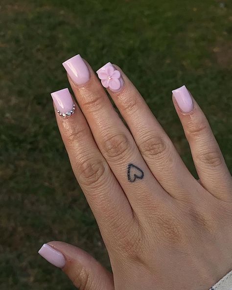 Basic Short Acrylic Nails Pink, Short Pink Nails With Flower Design, Pink Nails Birthday Short, Cute Short Nails With Flowers, Natural Nails Flower Design, Flowers On Nails Acrylic, Short Pink Sets Nails, Short Acrylic Nails With Acrylic Flower, Short Acrylic Nails Natural Pink