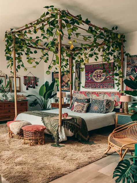 28+ Boho Bedroom Ideas for a Cozy Retreat 5 Green And Wooden Bedroom, Wooden Bedroom Ideas, Boho Green Bedroom, Boho Eclectic Bedroom, Eclectic Boho Bedroom, Bedroom Elements, Colorful Boho Bedroom, Stylish Master Bedrooms, Home Bedroom Design