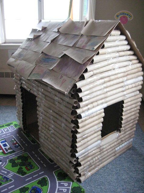 Paper towel roll log cabin... But do I have the patience to save all of these paper towel rolls? Cardboard Playhouse, Carton Diy, Christmas House Lights, Folding Origami, Toilet Paper Rolls, Cardboard House, Paper Roll Crafts, Navidad Diy, Christmas Crafts For Gifts