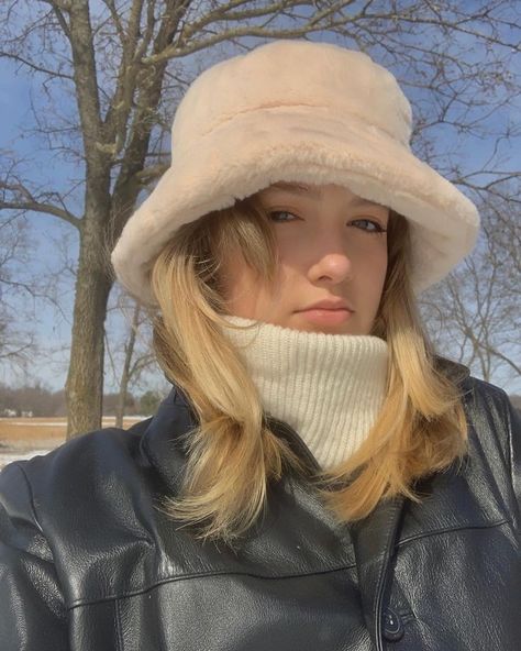 White Fur Bucket Hat Outfit, Bucket Hat For Winter, White Fluffy Bucket Hat, Fluffy Bucket Hat Outfit Winter, White Fluffy Hat Outfit, Fleece Bucket Hat Outfit, Fluffy Bucket Hat Aesthetic, Sherpa Bucket Hat Outfit, Winter Bucket Hat Outfit