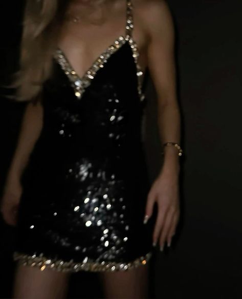 Gold Sparkle Dress Short, Gold Short Party Dress, Black Sparkly Outfit Aesthetic, Reputation Dress Outfit, Silver Sparkly Dress Aesthetic, Black Sparkle Outfit Aesthetic, Black Glitter Dress Aesthetic, Black Sequin Dress Aesthetic, Silver Glitter Dress Aesthetic