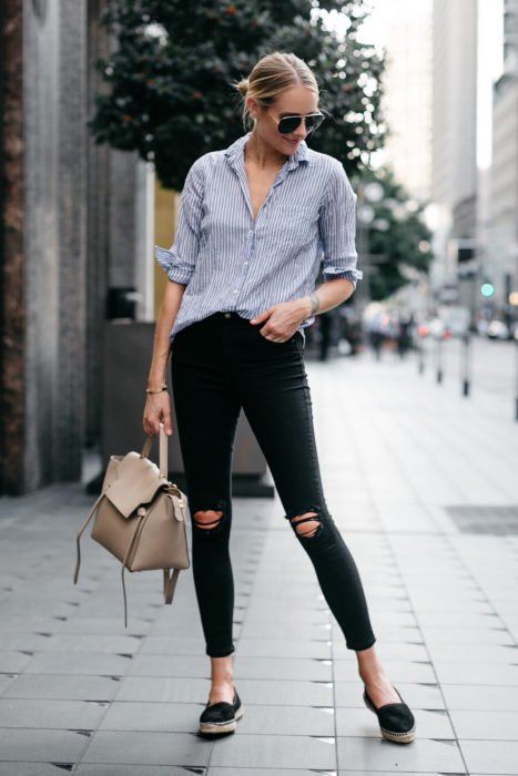 Chica parada en medio de la calle mostrando sus zapatos flats estilo alpargatas de tacón bajo Espadrilles Outfit, Blogger Street Style, White Stripes Shirt, Fashion Jackson, Outfit Jeans, Black Espadrilles, Black Women Fashion, Mode Inspo, Looks Style