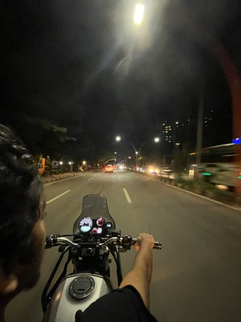 Car Asthetics Photos, Boy Asthetics, Night Snap Ideas, Aesthetic Bike Ride, Bike Ride Aesthetic, India Pic, Mirror Selfie With Flash, Aesthetic Bike, Aesthetic Statue