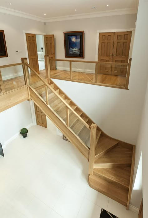 Chalet Staircase, Bungalow Staircase, Turned Staircase, Turn Staircase, Small House Diy, Wooden Staircase Design, Staircase Design Ideas, Attic Staircase, Wooden Staircase