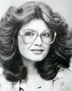 Late 1970-s-hairstyle & oversized glasses 1970 Hairstyles, 1970 Hair, 70s Hair Styles, 70s Hair And Makeup, 1970s Hairstyles, 70s Hair, Roll Hairstyle, Costume Noir, Hairstyle Gallery