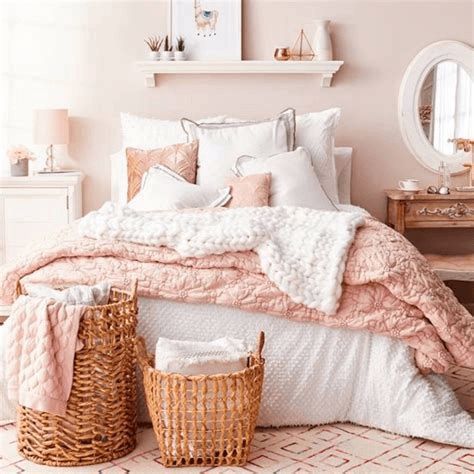 Feminine bedroom ideas for more peace and romance in the room | My desired home Dusty Pink Bedroom, Blush Pink Bedroom, Rose Bedroom, Pink Bedroom Design, Feminine Bedroom, Pink Bedroom Decor, Gold Bedroom, Pink Bedrooms, Trendy Bedroom