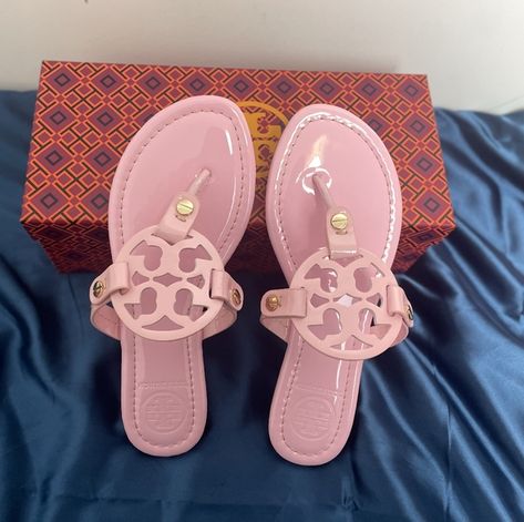 Tori Burch Pink Casual Slippers Pink Tory Burch Sandals Outfit, Pink Tory Burch Sandals, Tory Burch Sandals Outfit, Tori Burch Sandals, Girly Sandals, Tory Burch Slippers, Tory Burch Slides, Tori Burch, Pretty Sandals