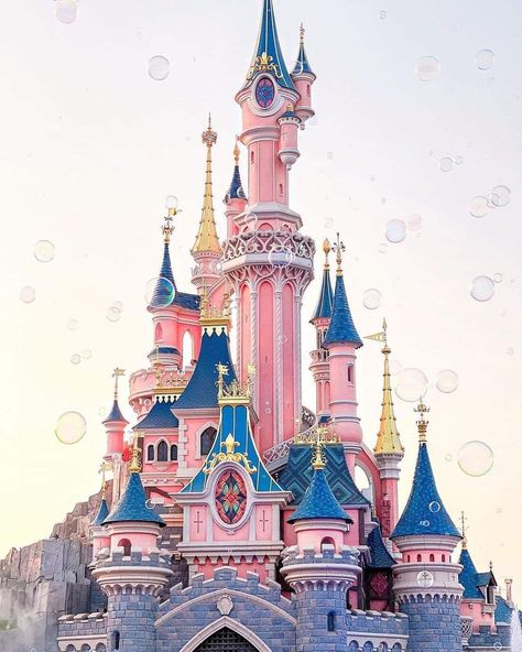 Where Magic Gets Real ✨ on Instagram: “🏰 + ☀️+ 🫧 = 😍 📸 : @kats_disneylife @bulledemint @32_32_minnie @tristan.neverland @place_a_la_magie @takemetoneverland_dlp @flowlove2109…” Disneyland Paris Wallpaper, Disneyland Background, Disneyland Paris Food, Pink Disneyland, Disneyland Paris Rides, Paris Aesthetics, Disneyland Paris Tips, Disneyland Paris Castle, Disney Backgrounds