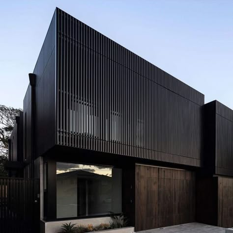 Box Architecture, Black Architecture, Streetscape Design, Black Building, Black Houses, Metal Facade, Facade Architecture Design, Arch House, Duplex Design