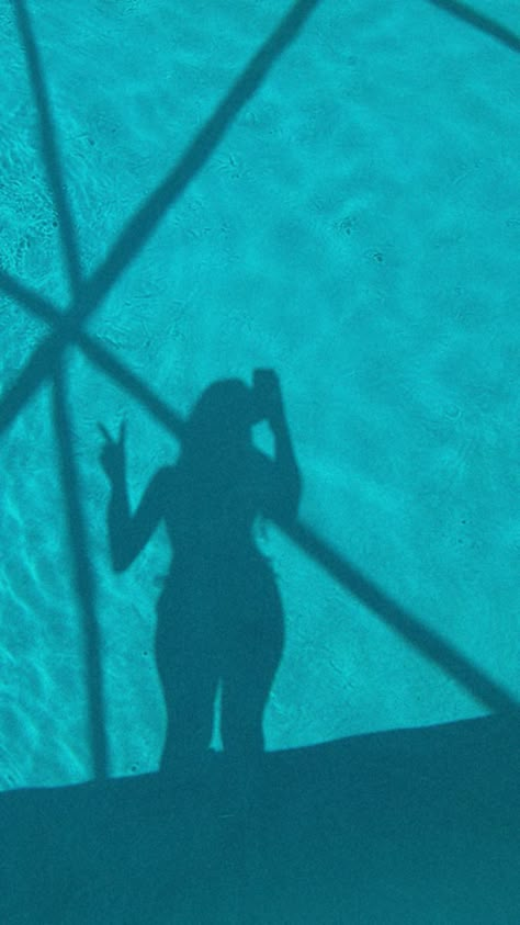 Summer Pool Pictures, Verano Aesthetic, Water Silhouette, Swimming Aesthetic, Pool Pics, Pool Vibes, Pool Aesthetic, Swimming Pictures, Pool Pictures