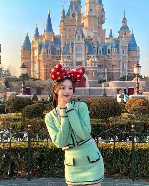 Hongkong Disneyland Outfit, Euro Winter, Tokyo Picture, Couple Dancing Aesthetic, March Outfits, Disney Poses, Japan Winter, Outfit Disney, Disneyland Photos