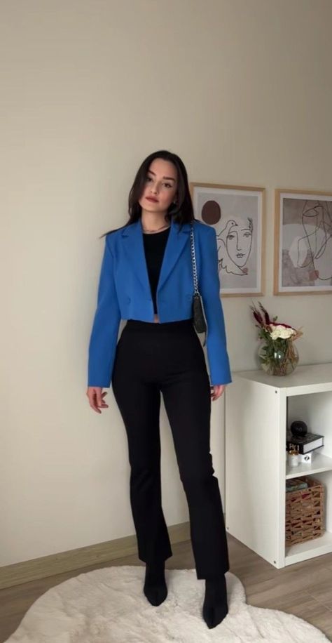 Blazer Look, Chic Work Outfit, Comfy Jackets, Jacket Outfit Women, Fashion Top Outfits, Business Outfits Women, Stylish Work Attire, Business Casual Outfits For Work, Woman Suit Fashion