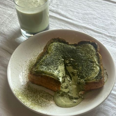 Matcha And Avocado Toast, Matcha Breakfast Aesthetic, Green Baking Aesthetic, Matcha Dessert Aesthetic, Matcha Toast, Food Lover Aesthetic, Aesthetic Toast, Matcha French Toast, Matcha Green Aesthetic