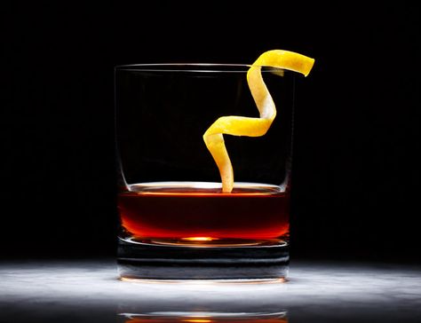 How to Make the Perfect Sazerac Cocktail - Gear Patrol Virgin Cocktail Recipes, Whiskey Cocktails Easy, Sazerac Cocktail, Cocktail Recipes Whiskey, Homemade Alcohol, Cocktail Drinks Alcoholic, Sour Cocktail, Sazerac, Mixed Drinks Recipes