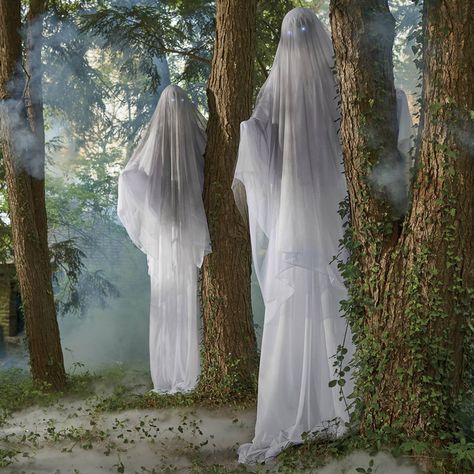 Terrifying 8 Foot Tall Towering Reaper Haunted Woods, Hallowen Ideas, Haunted Forest, Diy Halloween Decor, Halloween Tattoo, Grandin Road, Halloween Yard, White Eyes, Fantasias Halloween