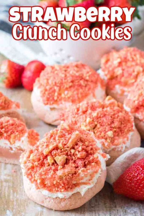 Strawberry Crunch Cookies, Mmm Cookies, Oreo Crunch, Baked Bars, Crumbl Copycat, Flavored Cookies, Crunch Topping, Fruity Cookies, Strawberry Crunch Cake