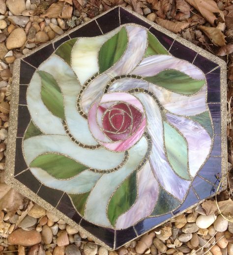 Stained Glass Stepping Stones, Glass Stepping Stones, Stone Pathways, Mosaic Coasters, Stained Glass Garden, Amazing Inventions, Glassware Crafts, Ceramic Tile Art, Mosaic Stepping Stones