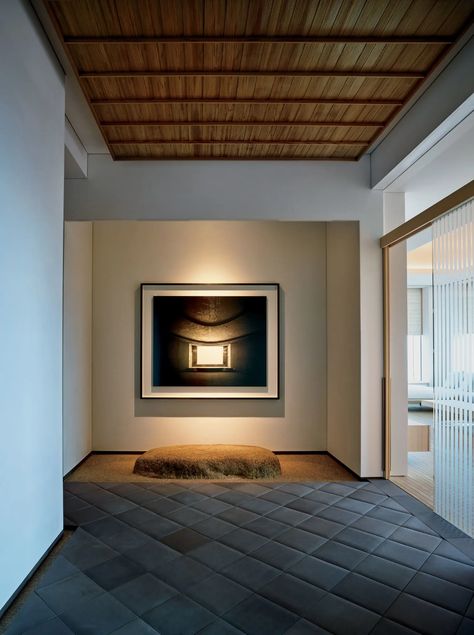 Inside the Private New York City Residence Designed by Hiroshi Sugimoto - The New York Times Modern Japanese Interior, Hiroshi Sugimoto, Trendy Apartment, Manhattan Apartment, Gallery Lighting, Apartment Architecture, Black Tiles, Japanese Interior, Entry Hall