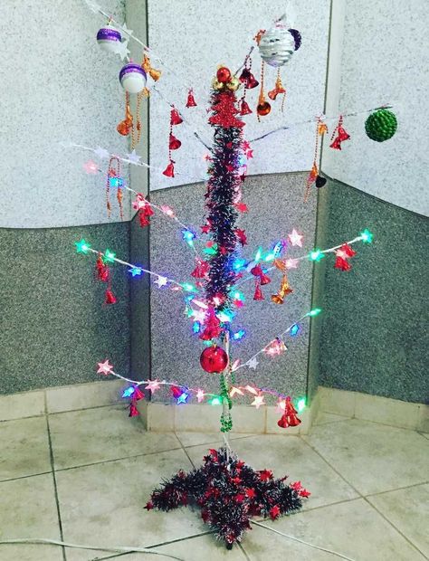 Well, this is one very sad looking tree. Cursed Christmas, Funny Christmas Trees, Trashy Christmas, Creative Ugly Christmas Sweater, Ugly Christmas Ornaments, Ombre Christmas Tree, Upside Down Christmas Tree, Ugly Christmas Tree, Funny Christmas Tree