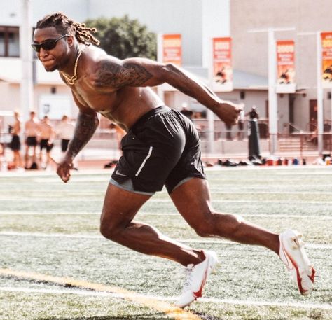 #nfl #chiefs #football #workout #fitness Guy Running, Nfl Chiefs, Aesthetic Fitness, Black Guy, Chiefs Football, Cute Black Guys, Body Inspiration, 2024 Vision, Workout Fitness