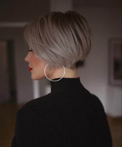 Very Short Bob, Chin Length Hair, Bob Haircut For Fine Hair, Makijaż Smokey Eye, Edgy Short Hair, Bob Hairstyles For Fine Hair, Short Hair Tutorial, Short Bob Haircuts, Fluffy Hair