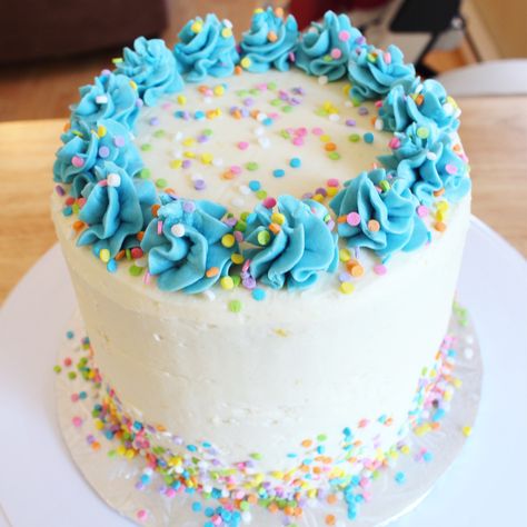 Vanilla cake with swiss meringue frosting and confetti sprinkles Blue Sprinkle Cake, Swiss Meringue Frosting, Cake With Meringue, Sprinkles Birthday Cake, Meringue Frosting, 13 Birthday Cake, Confetti Sprinkles, Cake Frosting Recipe, Rainbow Birthday Cake