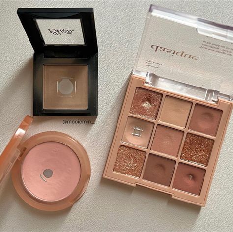 Underconsumption Core Aesthetic, Underconsumption Aesthetic, Project Pan Makeup, Underconsumption Core, Minimalist Motivation, Minimalistic Makeup, Anti Consumerism, Makeup Therapy, Project Pan