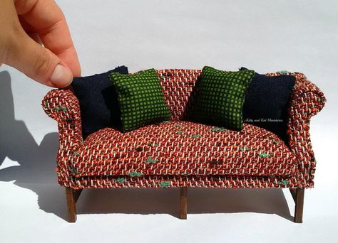 Miniatures House, Chippendale Sofa, Tweed Sofa, Blythe Dollhouse, Marker Techniques, Doll Furniture Tutorial, Miniature Sofa, Dollhouse Furniture Tutorials, Dolls House Shop