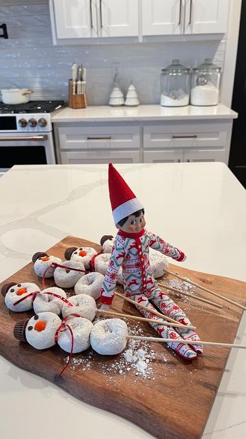 Elf On The Shelf White Donut Ideas, Good Elf On The Shelf Ideas Easy, Elf On The Shelf Frosty The Snowman, Elf Oreo Ideas, Snowman Elf On The Shelf Ideas, Elf Doughnut Ideas, Elf Do You Wanna Build A Snowman, Easy Elf On The Shelf Ideas 2 Elves, Elf On The Shelf Friends