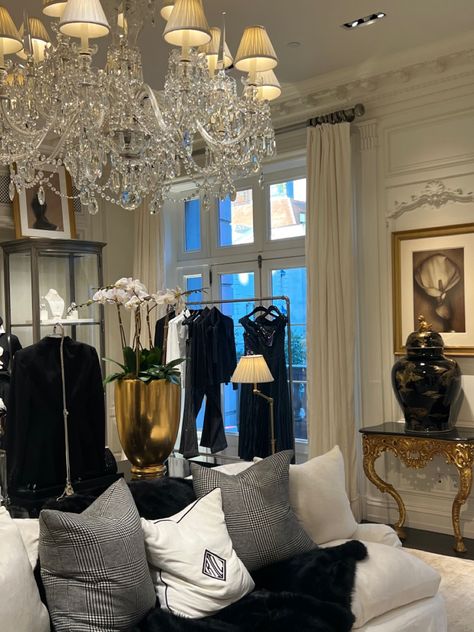 mansion, rich, old money, ralph lauren, chandelier, orchids, paris, parisian, black and white Old Money Office Design, Old Money Penthouse, Old Money Ralph Lauren, Rich Old Money, Penthouse Aesthetic, Dark Deco, Old Money House, Modern Penthouse, Hollywood Homes