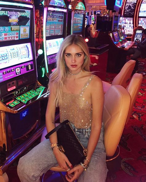 Chiara Ferragni ✨ on Instagram: “Goodnight Vegas 😴 #TheBlondeSaladGoesToVegas” Looks Adidas, Las Vegas Outfit, Rhinestone Party, 00s Mode, Beach Tops Summer, Stile Blair Waldorf, Adrette Outfits, Party Tank Top, Summer Club