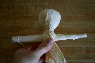 Corn Husk Crafts, Homemade Tamales, Corn Dolly, Easy Corn, How To Make Corn, Corn Husks, Lavender Crafts, Corn Husk Dolls, Mexican Corn