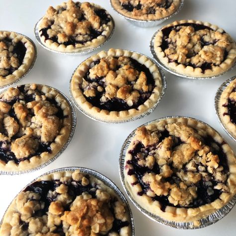 Mini Blueberry Crisp, Blueberry Tartlets Recipe, Blackberry Mini Pies, Blackberry Tarts Mini, Blueberry Tarts Mini, Mini Blueberry Crumble, Berry Mini Pies, Fruit Tarts Mini, Mini Blueberry Pie