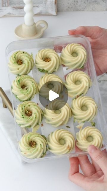 Diwali Baking Ideas, Pistachio Bonbons, Coconut Bonbons, Gourmet Cakes Recipes, Eid Dessert Recipes, Eid Biscuits, Eid Chocolates, Eid Sweets, Diwali Sweets Recipe