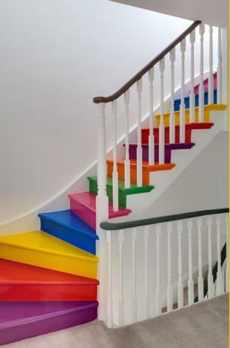 Rainbow stairs – a simple way of adding color and dynamism to a décor Dopamine Decorating, Painted Stairs, Bright Rainbow, Stairway To Heaven, Painted Floors, Stairs Design, Over The Rainbow, Diy Wall, Diy Wall Decor