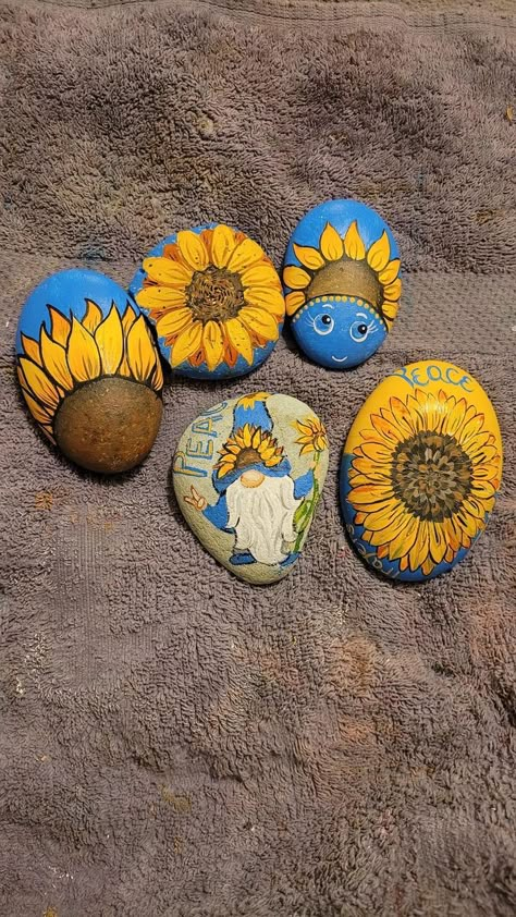 Tennessee Rock Painting Ideas, Fall Rock Painting Ideas Easy, Lady Bug Painted Rocks, Flower Rocks, Drawing Rocks, Ladybug Rocks, Fall Rock, Rock Flowers, Diy Rock Art