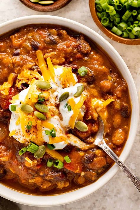 Best Pumpkin Chili Recipe - Jessica Gavin Pumpkin Beer Chili, Recipes Squash, Homemade Chili Seasoning, Recipes Chili, Pumpkin Chili Recipe, Chili Cookoff, Peter Pumpkin, Honey Cornbread, Recipes Pumpkin