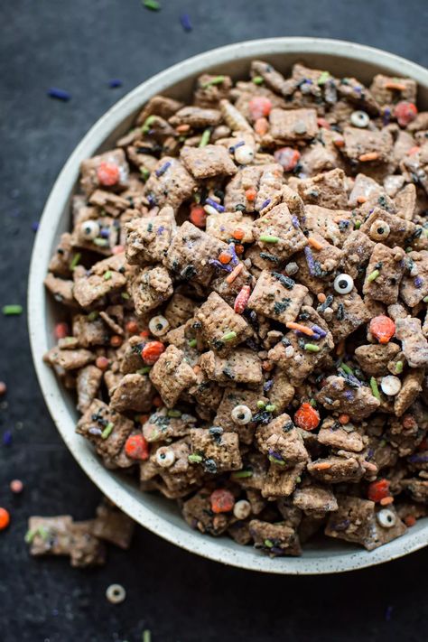 Halloween Puppy Chow, Easy Puppy Chow Recipe, Easy Puppy Chow, Puppy Chow Recipe, Autumn Favorites, Pasteles Halloween, Halloween Snack Mix, Chow Recipe, Halloween Snacks For Kids