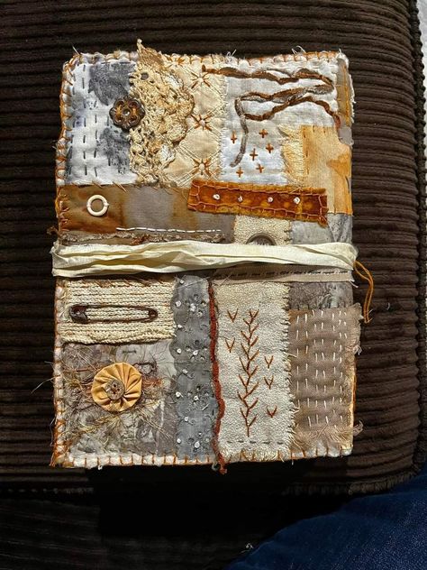 Fiber Collage, Stitch Journal, Diy Crafts Vintage, Ideas Journal, Hand Stitches, Fabric Books, Textile Art Embroidery, Scrap Fabric Crafts, Creative Textiles