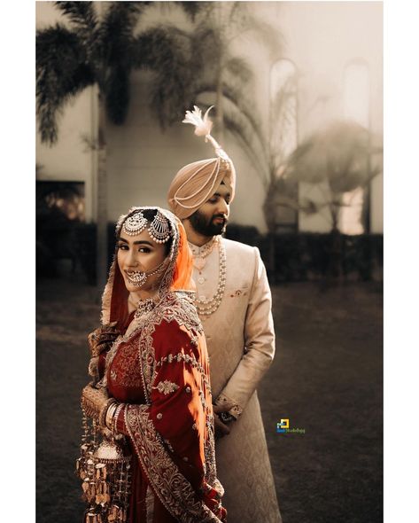 Punjabi Wedding Portraits, Punjabi Wedding Couple Poses, Wedding Matching Outfits, Sikh Wedding Photography, Punjabi Wedding Couple, Bride Groom Poses, Kurti Sleeves, Indian Wedding Poses, Bride Photos Poses