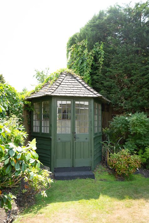 Cuprinol Old English Green, Dark Green Shed, Green Sheds Painted, Green Garden Shed, Garden Shed Exterior Ideas, Paint Shed, Garden Summerhouse, Shed Exterior Ideas, Painted Garden Sheds