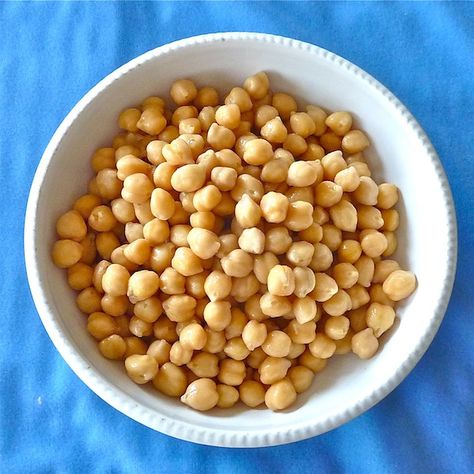 Slow soak + slow cook + slow cooling = best chickpeas. Cook Chickpeas, Cooking Cabbage, Dried Chickpeas, How To Cook Artichoke, Cooking Dried Beans, Dry Chickpeas, Plant Based Snacks, Kids Cooking Recipes, Slow Cooked Meals