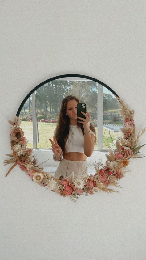 Ella May floral mirrordried flowers Round Mirror Flower Decor, Dried Flower Mirror Diy, Mirror Circle Wall Decor, Circle Mirror Diy Ideas, Flowers Around Mirror On Wall, Round Mirror Decor Ideas Diy, Fake Flower Mirror, Circle Mirror Ideas, Dried Flower Mirror